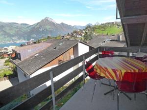 balcón con mesa, sillas y montañas en Apartment Flodana by Interhome en Emmetten