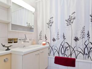 Et badeværelse på Apartment Double Room-3 by Interhome