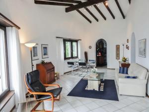 - un salon avec un canapé et une table dans l'établissement Apartment Miralago - Utoring-44 by Interhome, à Piazzogna