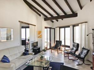 TV a/nebo společenská místnost v ubytování Apartment Residenza Miralago Apt- C25 by Interhome