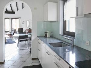 Kuchyňa alebo kuchynka v ubytovaní Apartment Miralago - Utoring-44 by Interhome