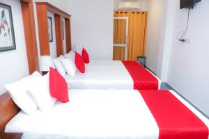 Postel nebo postele na pokoji v ubytování Lake Reach Hotel