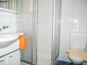 ein Bad mit einer Dusche, einem WC und einem Waschbecken in der Unterkunft Apartment Corallo - Utoring-5 by Interhome in Ascona