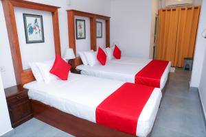 Postel nebo postele na pokoji v ubytování Lake Reach Hotel