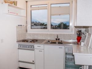 Küche/Küchenzeile in der Unterkunft Apartment Corallo - Utoring-25 by Interhome
