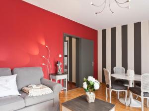 ein Wohnzimmer mit einem Sofa und einem Tisch in der Unterkunft Apartment Michèle - Utoring-11 by Interhome in Ascona