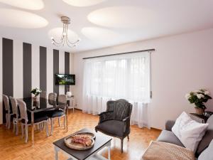 ein Wohnzimmer mit einem Sofa und einem Tisch in der Unterkunft Apartment Suite by Interhome in Ascona