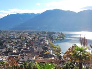 - une vue sur une ville avec un lac et des montagnes dans l'établissement Apartment Double Room Classic-10 by Interhome, à Ascona