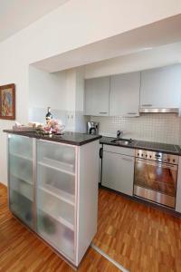 Kjøkken eller kjøkkenkrok på Apartment Junior Suite Classic-23 by Interhome