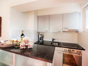 Kjøkken eller kjøkkenkrok på Apartment Junior Suite Classic-23 by Interhome