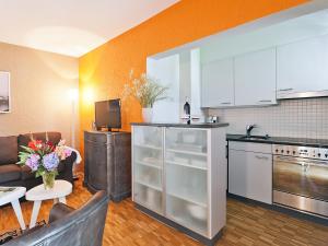 アスコナにあるApartment Junior Suite Modern-24 by Interhomeの白いキャビネット付きのキッチン、リビングルーム