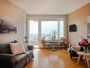ein Wohnzimmer mit einem Sofa und einem Tisch in der Unterkunft Apartment Double Room Modern-3 by Interhome in Ascona