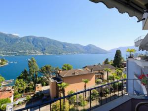 uma vista para um lago a partir de uma varanda em Apartment Double Room Modern-3 by Interhome em Ascona