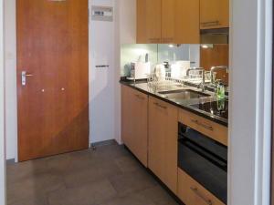 Кухня или кухненски бокс в Apartment Promenade - Utoring-71 by Interhome