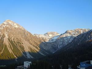 Blick auf eine Bergkette mit Bäumen im Vordergrund in der Unterkunft Apartment Promenade - Utoring-28 by Interhome in Arosa