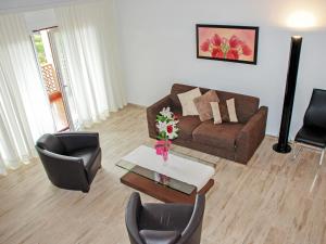Uma área de estar em Apartment Parcolago - Utoring-75 by Interhome