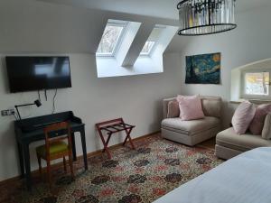 Televízia a/alebo spoločenská miestnosť v ubytovaní Parkhotel Vrbno
