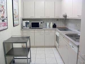 Kuchyň nebo kuchyňský kout v ubytování Apartment Apt B 068 by Interhome