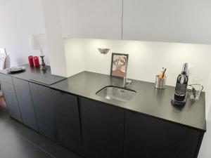 een keuken met een wastafel en een aanrecht bij Apartment Promenade - Utoring-65 by Interhome in Arosa