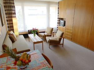 un soggiorno con tavolo e sedie e una camera di Apartment Promenade - Utoring-63 by Interhome a Arosa