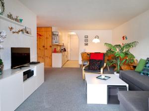 TV a/nebo společenská místnost v ubytování Apartment Apt B 086 by Interhome