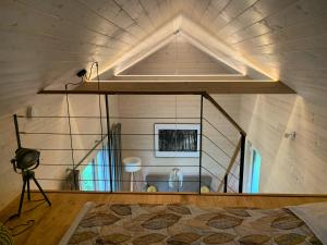 una habitación con una estantería de cristal en una habitación en Tiny Vacation, en Písek