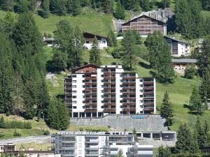 eine Luftansicht eines großen Apartmenthauses auf einem Hügel in der Unterkunft Apartment Guardaval - Utoring-15 by Interhome in Davos
