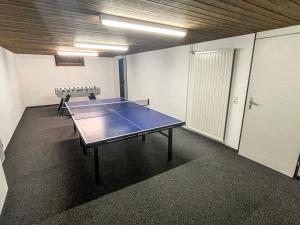 Stolní tenis v ubytování Apartment Apt B 027 by Interhome nebo okolí