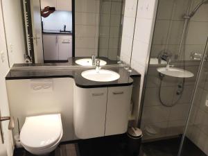 Koupelna v ubytování Apartment Apt C 032 by Interhome + 24 fotografií