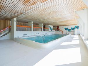 einen Pool in einem Gebäude mit Holzdecke in der Unterkunft Apartment Guardaval - Utoring-41 by Interhome in Davos