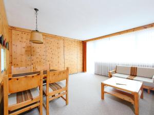 Zdjęcie z galerii obiektu Apartment Guardaval - Utoring-41 by Interhome w Davos