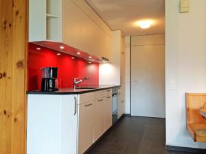 Apartment Utoring Acletta-87 by Interhomeにあるキッチンまたは簡易キッチン
