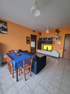 un salon avec une table et un canapé bleu dans l'établissement AMA Milano Intero appartamento Bicocca Zona 9, à Milan 12 autres photos