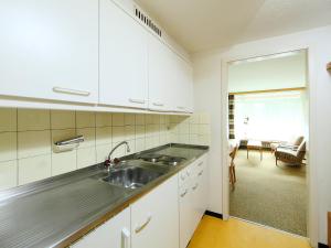 Apartment Casa Jenatsch-2 by Interhomeにあるキッチンまたは簡易キッチン