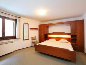 Apartment Residenza Chesa Margun 79-1 by Interhomeにあるベッド