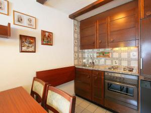 Apartment Residenza Chesa Margun 79-1 by Interhomeにあるキッチンまたは簡易キッチン