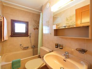 Ein Badezimmer in der Unterkunft Apartment Residenza Chesa Margun 79-1 by Interhome