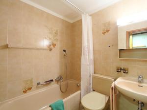 Bathroom sa Apartment Residenza Chesa Margun 15-6 by Interhome