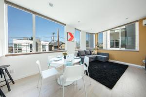 Modern Townhome in Seattle's Central District with Rooftop