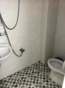 a bathroom with a sink and a toilet at Amazing House in Buôn Ðũng