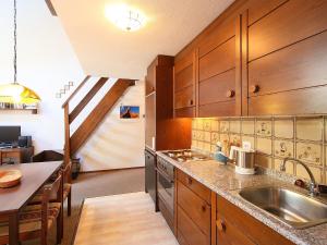 Η κουζίνα ή μικρή κουζίνα στο Apartment Residenza Chesa Margun 59-6 by Interhome