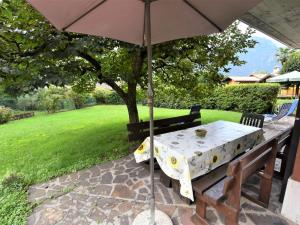 una mesa con sombrilla en el patio en Holiday Home Villa Laura by Interhome, en Vesta