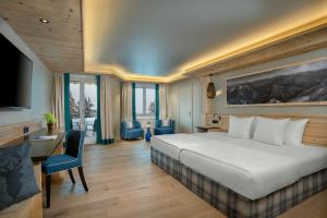 Postel nebo postele na pokoji v ubytování Hotel Seehof Davos