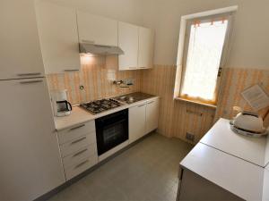 A kitchen or kitchenette at Holiday Home Villa Laura-5 by Interhome