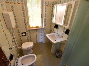 A bathroom at Holiday Home Villa Laura-5 by Interhome