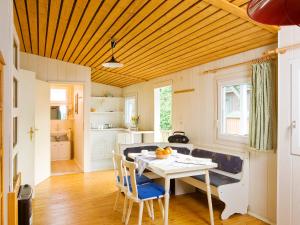 kuchnia ze stołem i krzesłami w pokoju w obiekcie Holiday Home Geesthof-1 by Interhome w mieście Klint