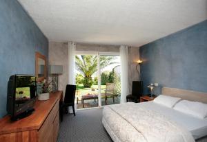 Un pat sau paturi într-o cameră la Hôtel Pineto
