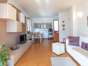 uma sala de estar com um sofá e uma mesa em Apartment Stefania - VNA370 by Interhome em Varenna