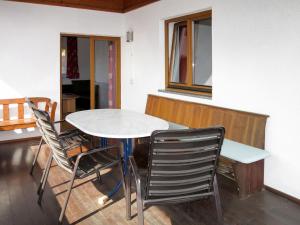 stół i krzesła siedzące w pokoju w obiekcie Apartment Neurauter-1 by Interhome w mieście Fügen +31 zdjęć