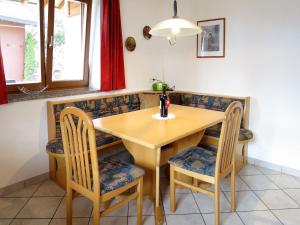 jadalnia z drewnianym stołem i krzesłami w obiekcie Apartment Neurauter-1 by Interhome w mieście Fügen